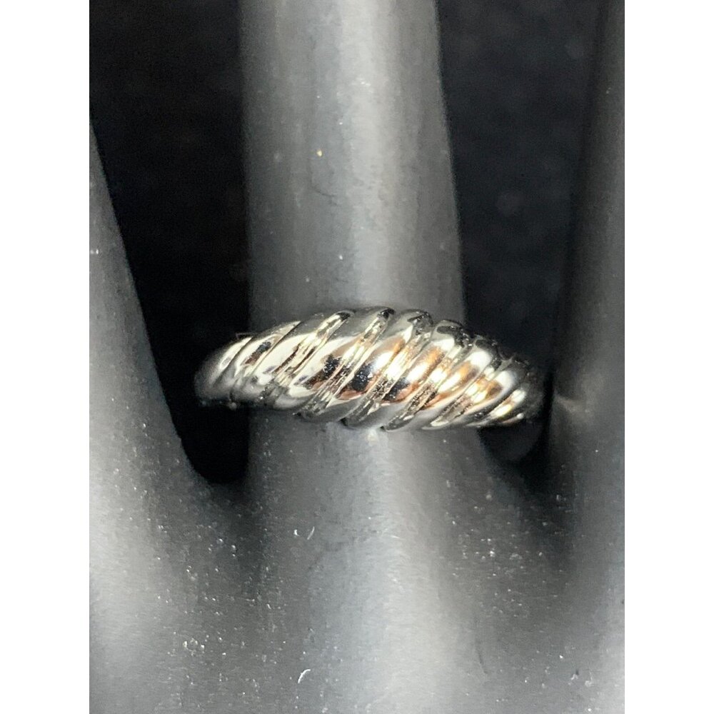 Silver Tone Band Ring With Ribbed Design Signed GR Size 6 1/2 (R95)